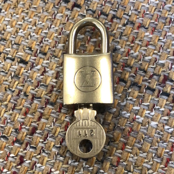 LV Louis Vuitton Lock & Key 211 - Picture 5 of 11